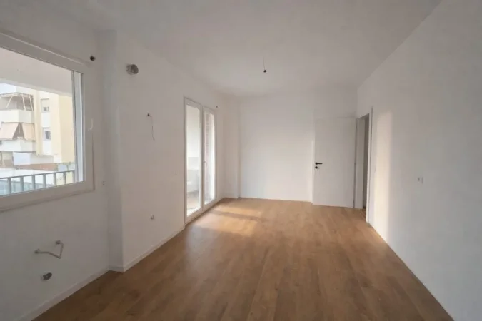 Tirane, jepet me qera apartament 3+1 Kati 3, 135 m² 1.200 € (Pazari i Ri)