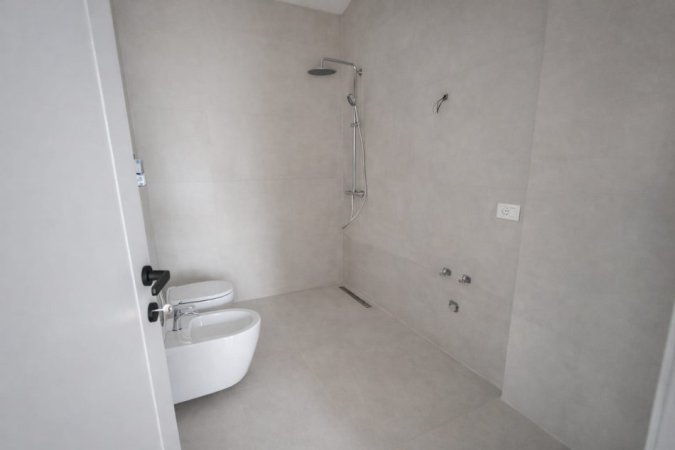 Tirane, jepet me qera apartament 3+1 Kati 3, 135 m² 1.200 € (Pazari i Ri)
