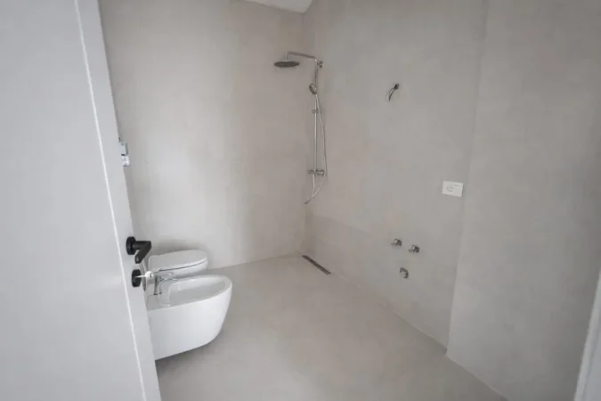 Tirane, jepet me qera apartament 3+1 Kati 3, 135 m² 1.200 € (Pazari i Ri)