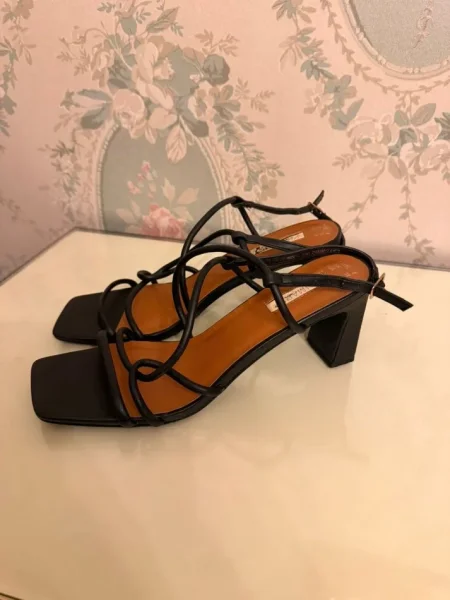 Tirane, shes sandale me rripa te holle 18 €