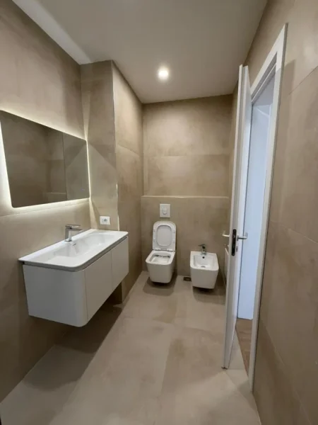 Tirane, jepet me qera apartament 2+1+Aneks+Ballkon Kati 9, 120 m² 1.400 € (Ish Ekspozita)