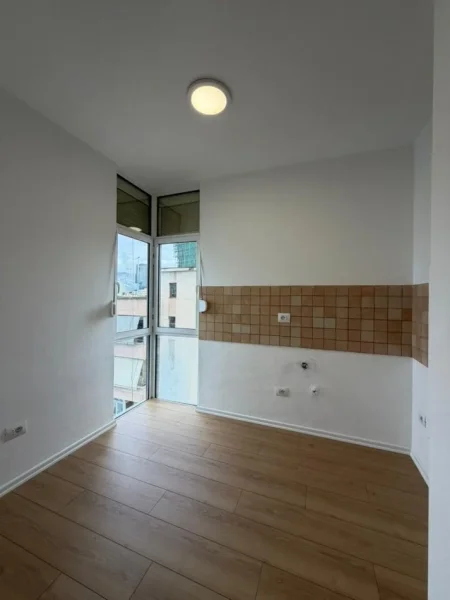 Tirane, jepet me qera apartament 2+1+Aneks+Ballkon Kati 9, 120 m² 1.400 € (Ish Ekspozita)