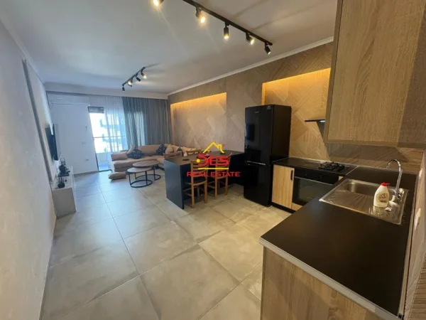 Vlore, jepet me qera apartament 2+1+Ballkon Kati 6, 95 m² 500 € (Rruga 7 Nëntori)