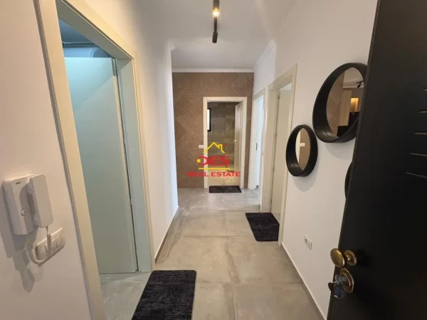 Vlore, jepet me qera apartament 2+1+Ballkon Kati 6, 95 m² 500 € (Rruga 7 Nëntori)