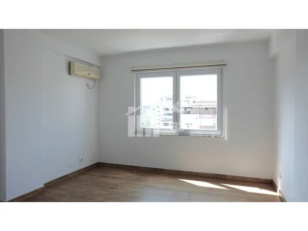 Tirane, jepet me qera zyre Kati 9, 106 m² 1.200 € (NË QENDER TË ZONES SË BLLOKUT)