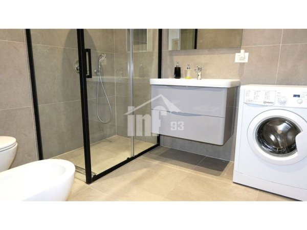 Tirane, jepet me qera zyre Kati 9, 106 m² 1.200 € (NË QENDER TË ZONES SË BLLOKUT)