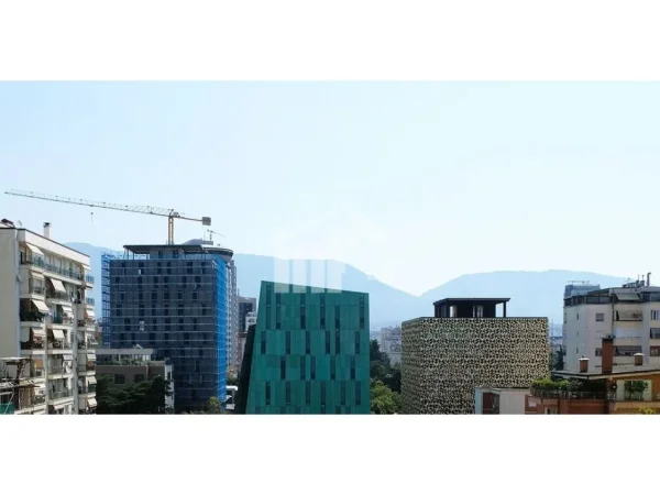 Tirane, jepet me qera zyre Kati 9, 106 m² 1.200 € (NË QENDER TË ZONES SË BLLOKUT)