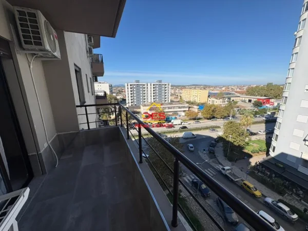 Vlore, jepet me qera apartament 2+1+Ballkon Kati 6, 95 m² 500 € (Rruga 7 Nëntori)