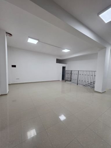 Tirane, jepet me qera zyre Kati 0, 220 m² 2.300 € (yzberisht , misto mame)