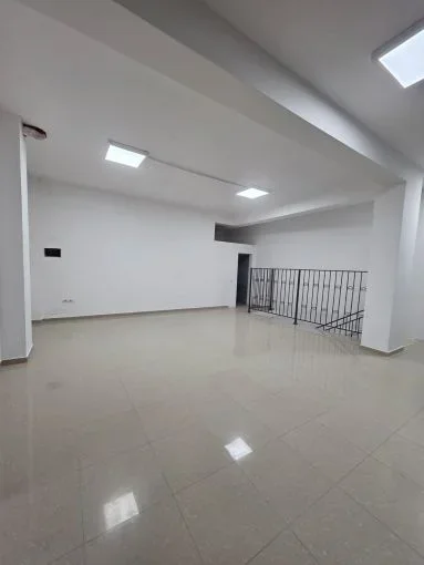 Tirane, jepet me qera zyre Kati 0, 220 m² 2.300 € (yzberisht , misto mame)