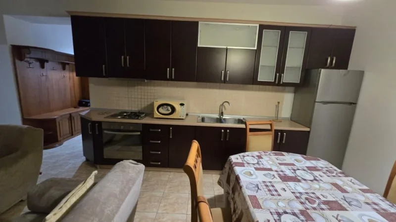 Shqiperi, jepet me qera apartament 2+1+Ballkon Kati 3, 120 m² 600 € (Pranë Qendrës Kristal)