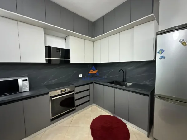 Tirane, jepet me qera apartament 2+1+Ballkon Kati 3, 106 m² 800 € 