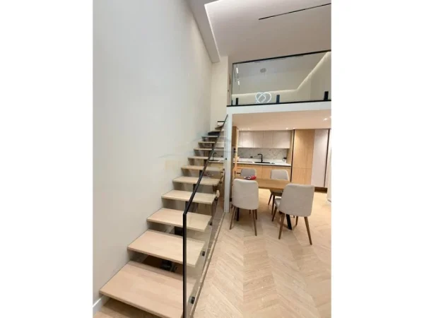 Tirane, jepet me qera apartament duplex Dublex Kati 1, 100 m² 700 € (Spitali Amerikan 3)