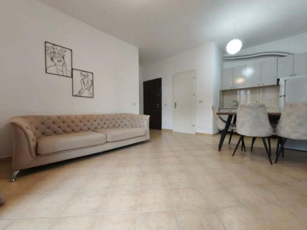 Tirane, jepet me qera apartament 1+1+Ballkon Kati 3, 65 m² 400 € (FRESKU)