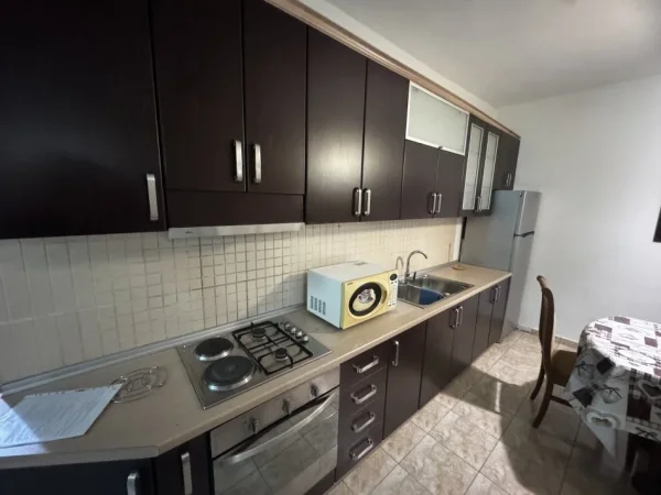 Tirane, jepet me qera apartament 2+1 Kati 3, 120 m² 550 € 