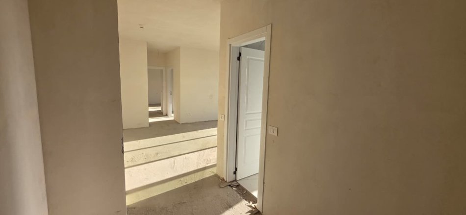 Tirane, jepet me qera zyre Kati 3, 100 m² 700 € (PORCELAN)