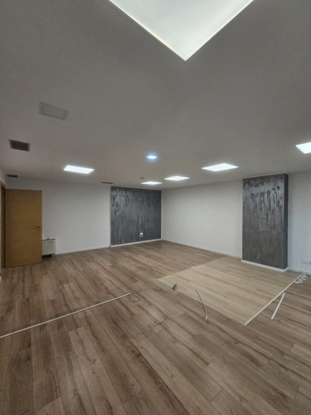 Tirane, jepet me qera ambjent biznesi Kati 12, 49 m² 1.455 € 