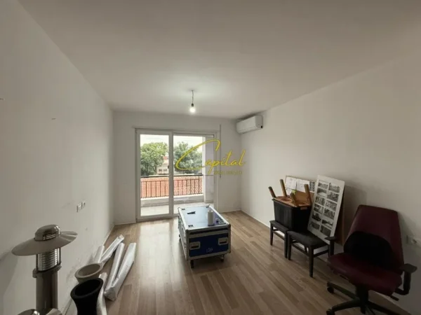 Tirane, jepet me qera zyre Kati 4, 110 m² 500 € (RRUGA E DIBRES)