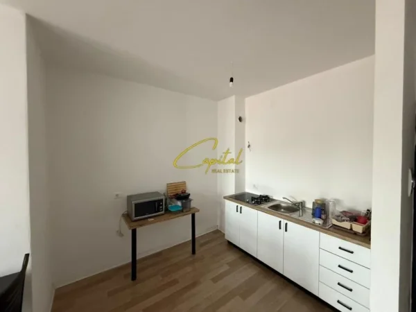 Tirane, jepet me qera zyre Kati 4, 110 m² 500 € (RRUGA E DIBRES)
