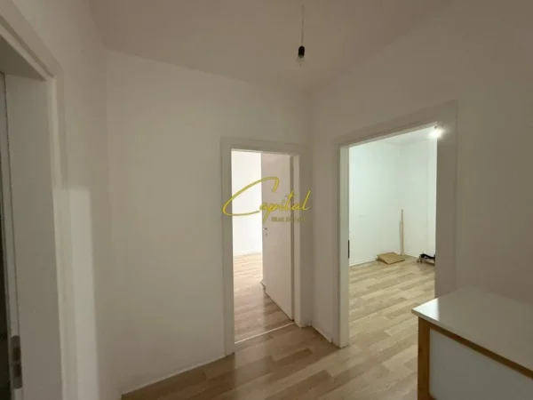 Tirane, jepet me qera zyre Kati 4, 110 m² 500 € (RRUGA E DIBRES)