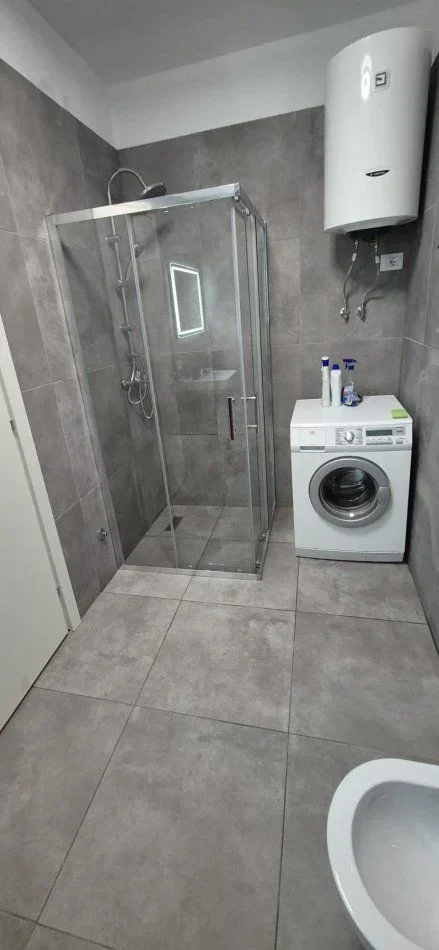 Tirane, jepet me qera apartament 2+1+Ballkon Kati 6, 96 m² 600 € (UNIVERS CITY)