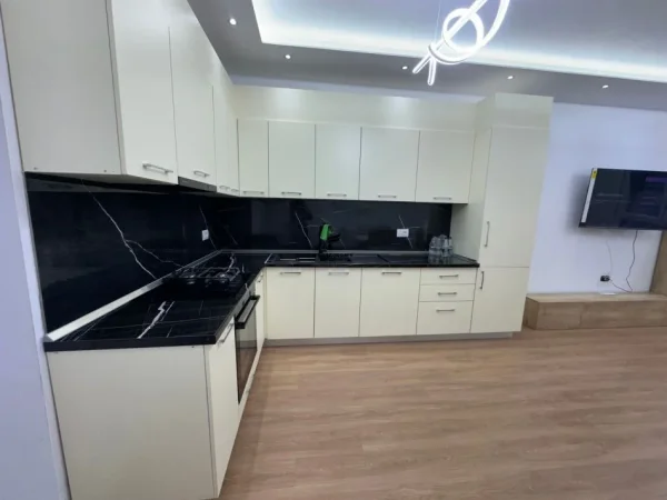 Tirane, jepet me qera apartament 3+1+Ballkon Kati 7, 130 m² 500 € (PASKUQAN)