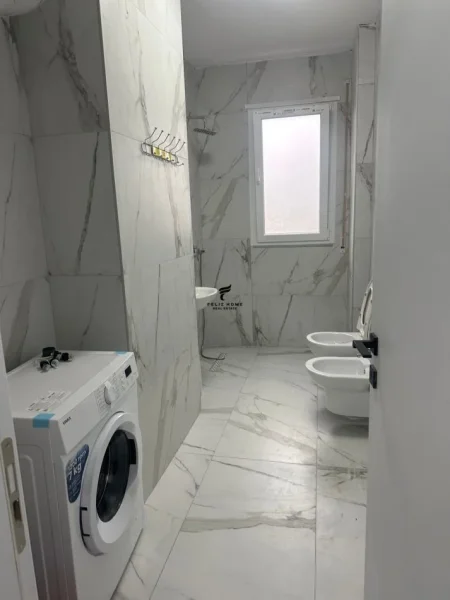 Tirane, jepet me qera apartament 3+1+Ballkon Kati 7, 130 m² 500 € (PASKUQAN)