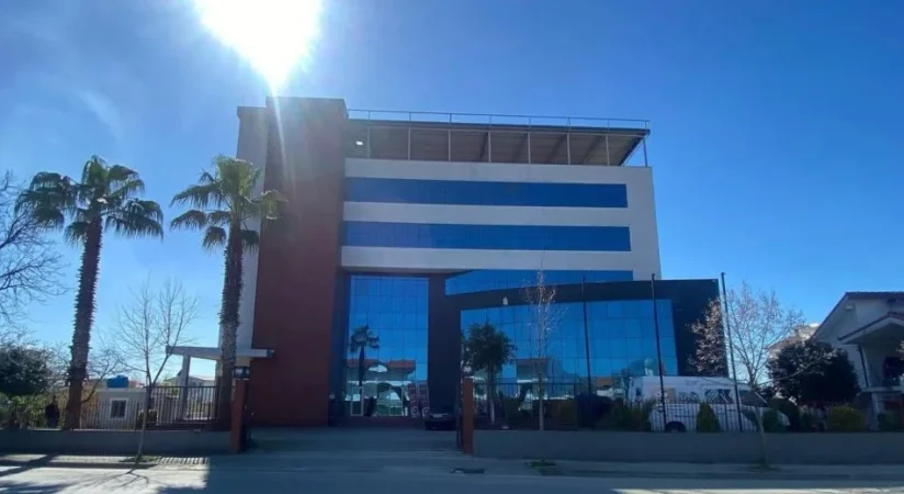 Tirane, jepet me qera ambjent biznesi , 3.480 m² 21.000 € (KAMEZ)