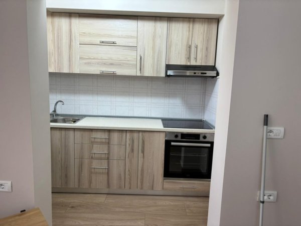 Tirane, jepet me qera apartament 2+1+Ballkon Kati 4, 90 m² 600 € (RRUGA E KAVAJES)