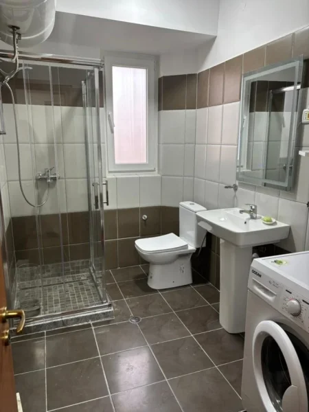 Tirane, jepet me qera apartament 2+1+Ballkon Kati 4, 90 m² 600 € (RRUGA E KAVAJES)