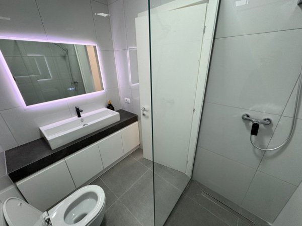 Tirane, jepet me qera apartament 2+1 Kati 4, 100 m² 1.000 € 