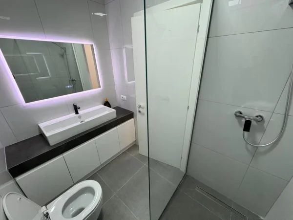 Tirane, jepet me qera apartament 2+1 Kati 4, 100 m² 1.000 € 