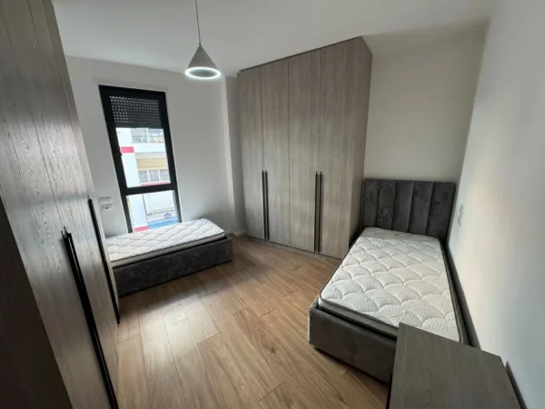 Tirane, jepet me qera apartament 2+1 Kati 4, 100 m² 1.000 € 