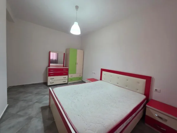 Tirane, jepet me qera apartament 1+1 Kati 3, 70 m² 400 € (Rruga Teodor Keko)