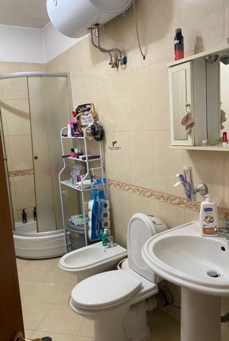 Tirane, jepet me qera apartament 2+1 Kati 4, 79 m² 600 € (KOMUNA E PARISIT)