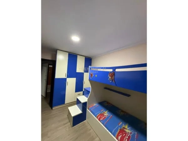 Tirane, jepet me qera apartament 3+1+Aneks+Ballkon Kati 5, 60 m² 450 € 