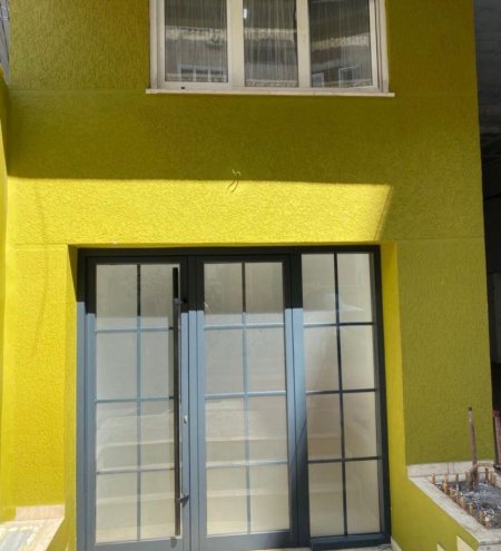 Tirane, jepet me qera dyqan Kati 0, 120 m² 1.400 € (QENDER)
