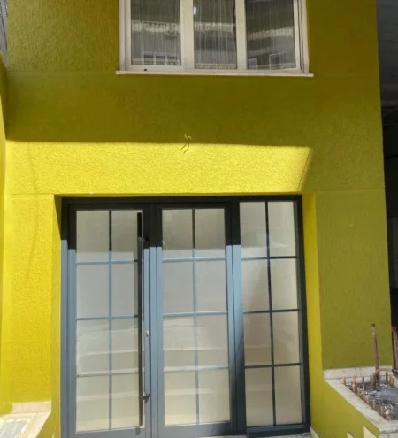 Tirane, jepet me qera dyqan Kati 0, 120 m² 1.400 € (QENDER)