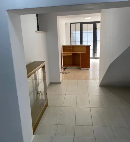Tirane, jepet me qera dyqan Kati 0, 120 m² 1.400 € (QENDER)