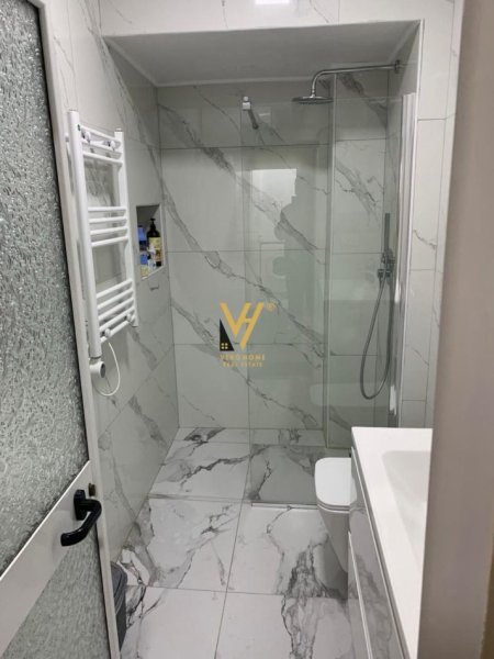 Tirane, jepet me qera apartament 1+1+Ballkon Kati 3, 70 m² 500 € (QSUT)