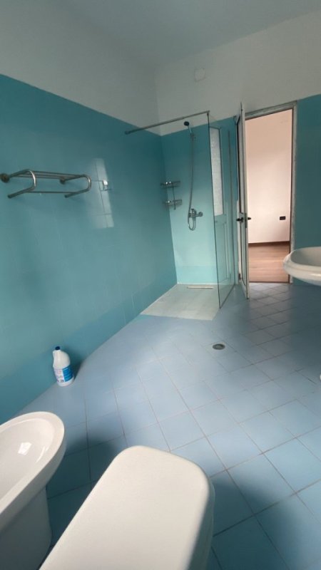 Tirane, jepet me qera apartament 2+1 , 80 m² 450 € 