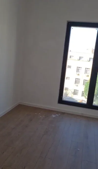 Tirane, jepet me qera zyre Kati 4, 106 m² 800 € (RRUGA E BARRIKADAVE)