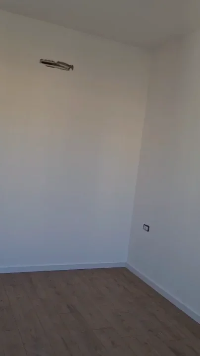 Tirane, jepet me qera zyre Kati 4, 106 m² 800 € (RRUGA E BARRIKADAVE)