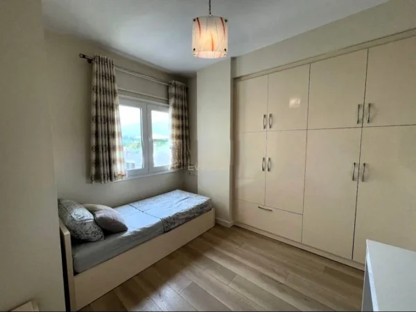 Tirane, jepet me qera apartament 2+1 Kati 3, 100 m² 850 € (liqeni i thate)