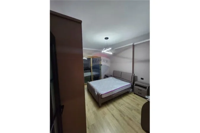 Tirane, jepet me qera apartament 3+1+Ballkon , 150 m² 1.200 € (Kryqezimi 21 Dhjetori)