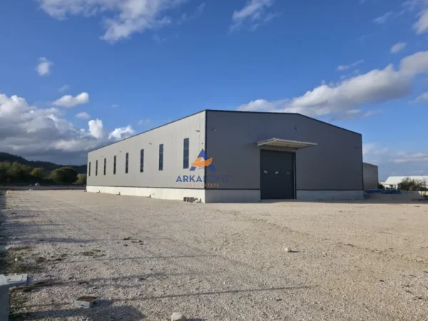 Tirane, jepet me qera magazine Kati 0, 1.200 m² 4.800 € 