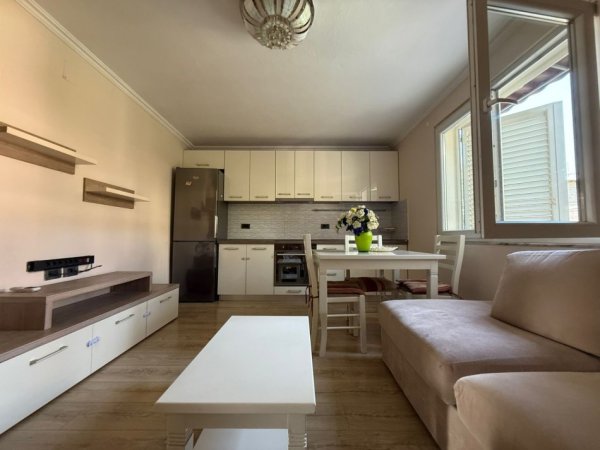 Tirane, shitet apartament 2+1 Kati 1, 90 m²