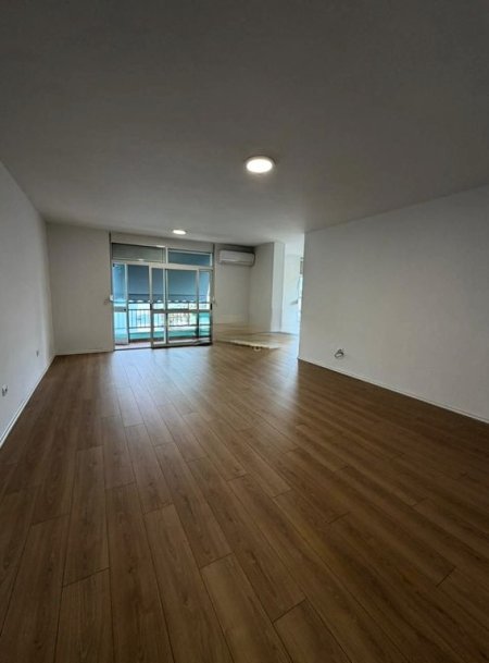 Tirane, jepet me qera zyre Kati 9, 120 m² 1.400 € (ish ekspozita)