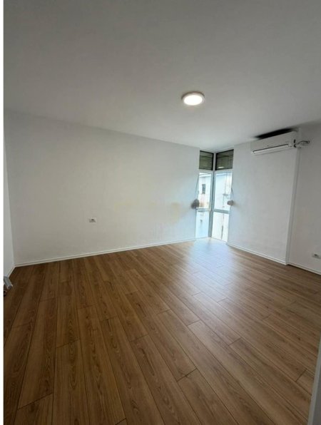 Tirane, jepet me qera zyre Kati 9, 120 m² 1.400 € (ish ekspozita)