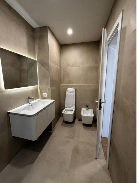 Tirane, jepet me qera zyre Kati 9, 120 m² 1.400 € (ish ekspozita)